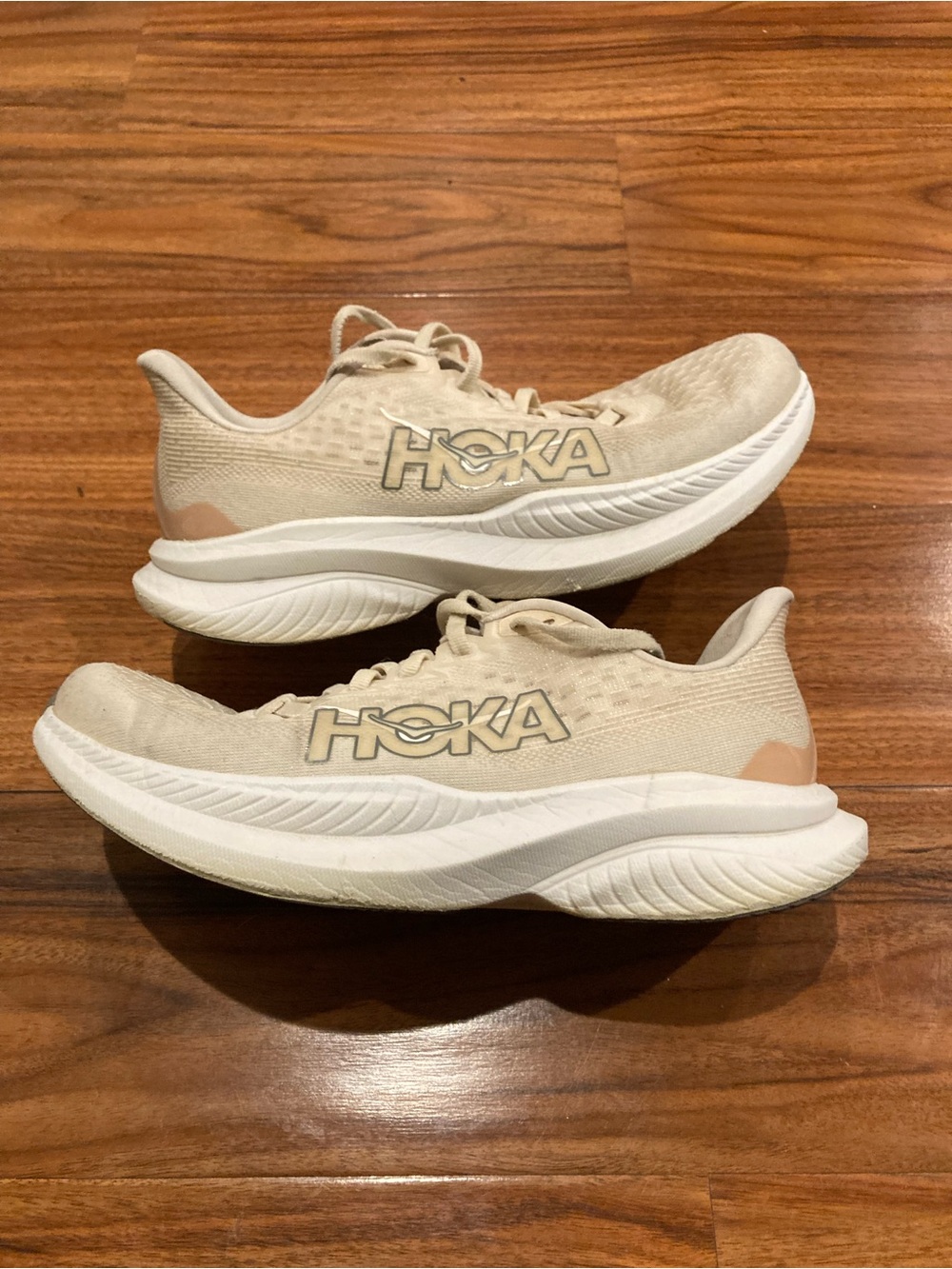HOKA Mach 6 women’s Low Top Lace-Up Mesh Running Sneakers Beige White SZ 7B